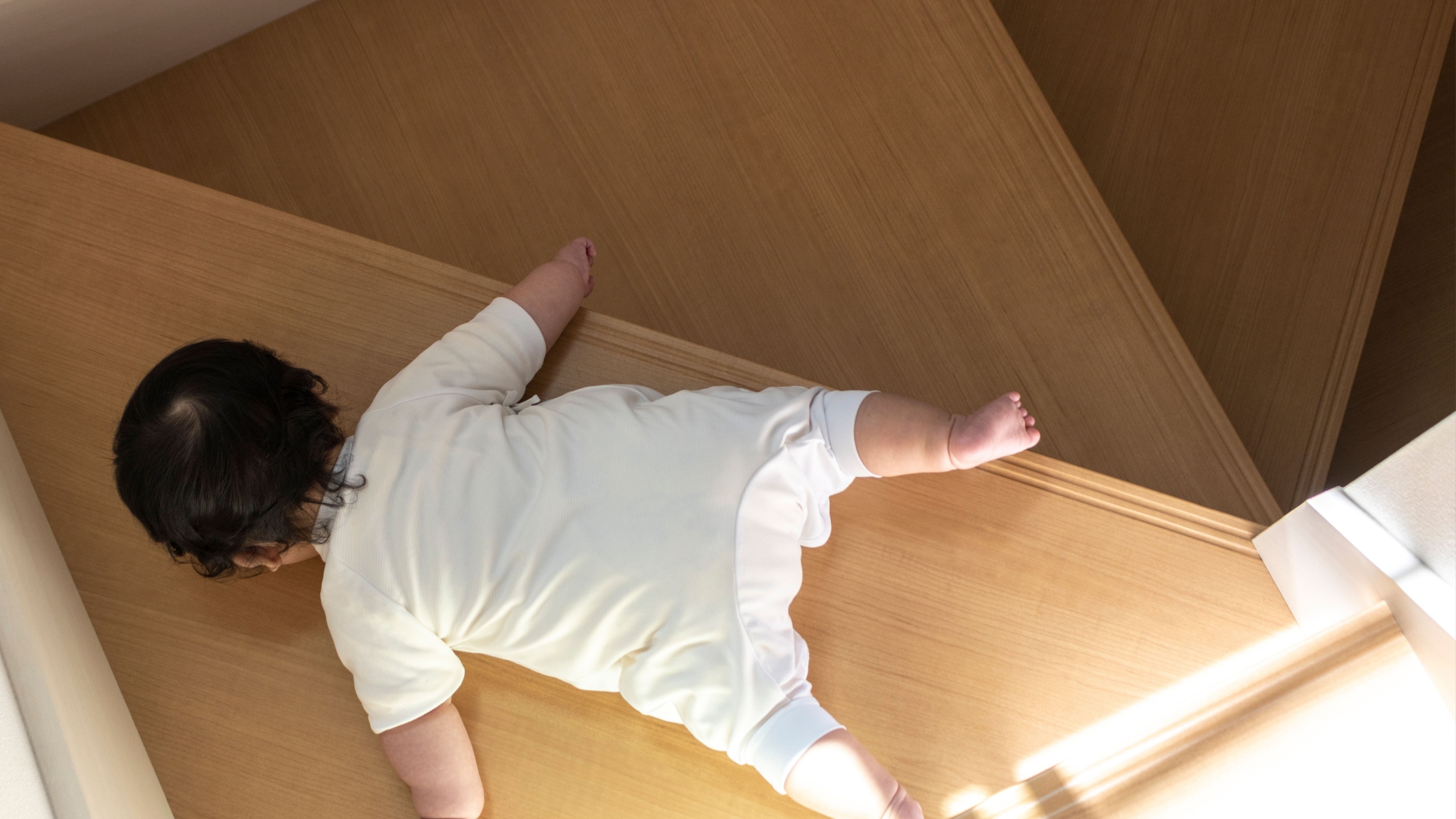 Image of a baby who fell on the stairs (5 months old, Japanese, boy)