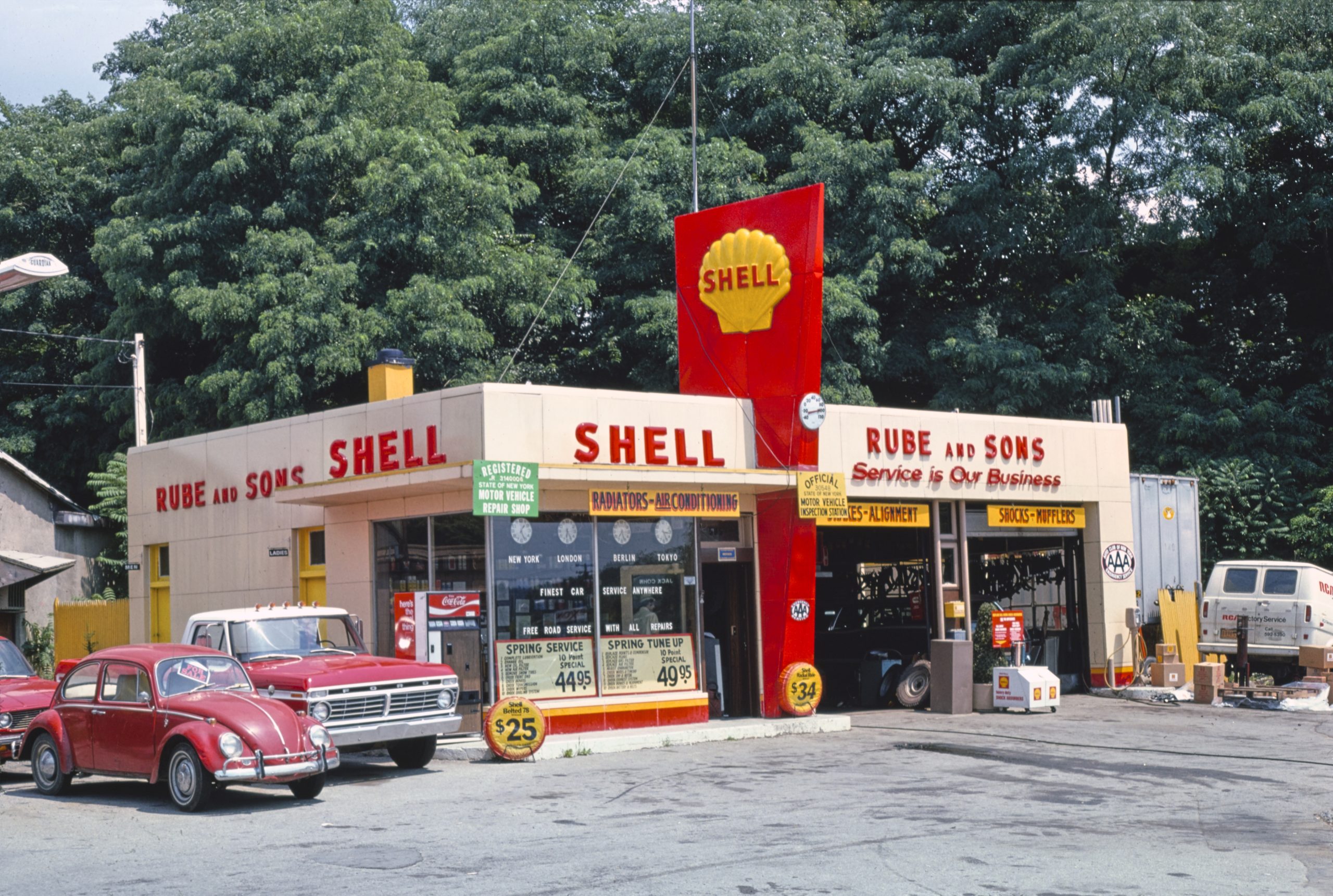 Rube and Sons Shell gas station, front view, Route 9, Kingston, New York (1976) photography in high resolution by John Margolies. 1976 - New York, USA