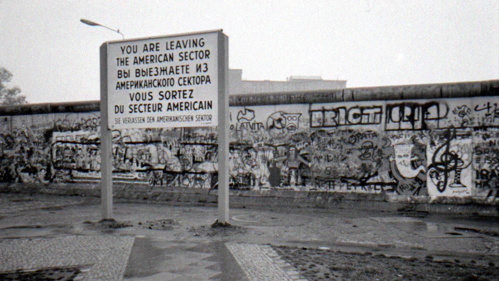 he Berlin Wall (Berliner Mauer) in the Tiergarten district of Berlin.
